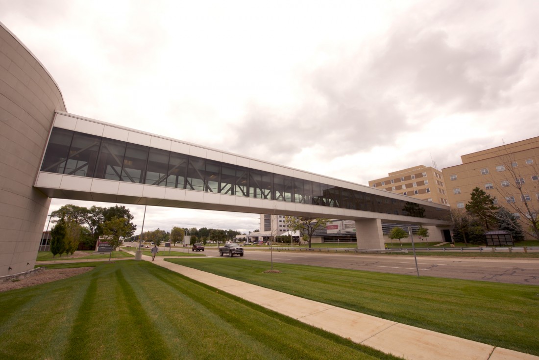 St Joseph Mercy Oakland, SJMO Pedestrian Bridge, Michigan, HKS Architects, Madison Heights Class Company, CEI Materials R4000