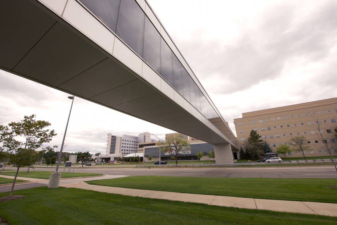 St Joseph Mercy Oakland SJMO Pedestrian Bridge, Michigan, HKS Architects, Madison Heights Class Company, CEI Materials R4000