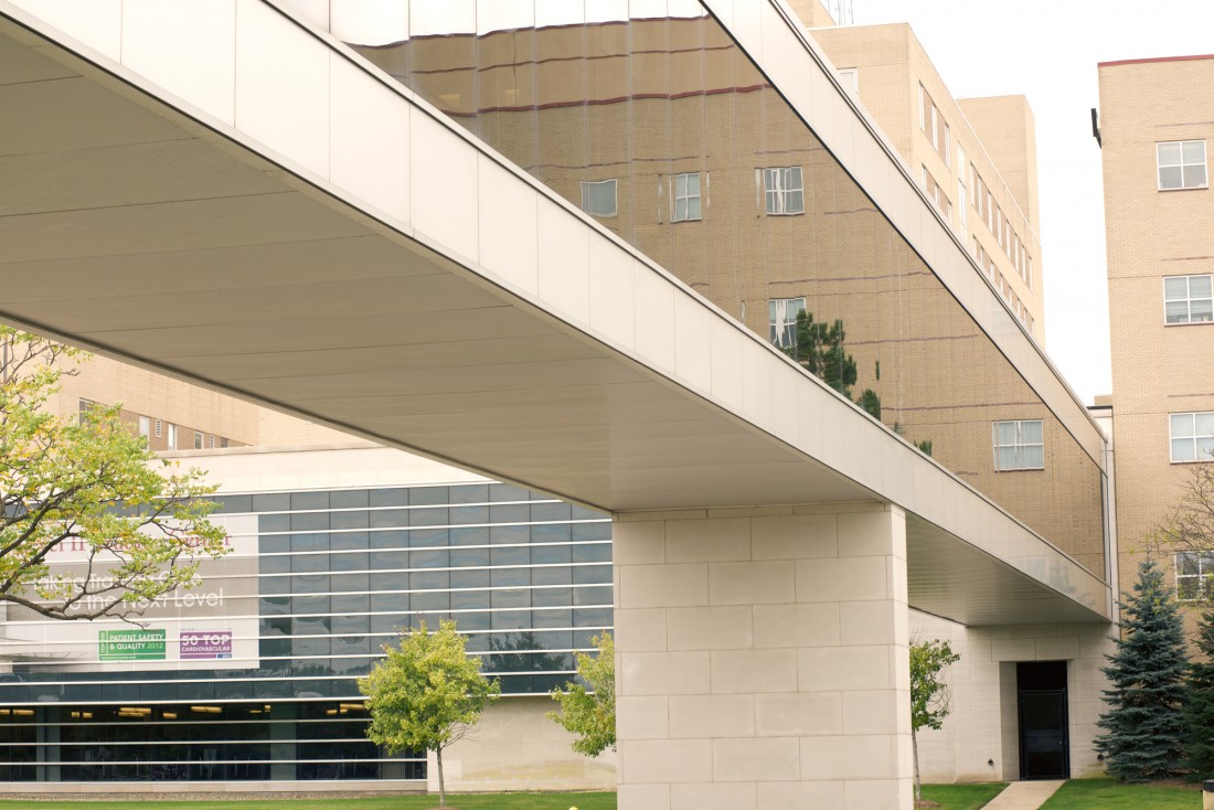 St Joseph Mercy Oakland, SJMO Pedestrian Bridge, Michigan, HKS Architects, Madison Heights Class Company, CEI Materials R4000