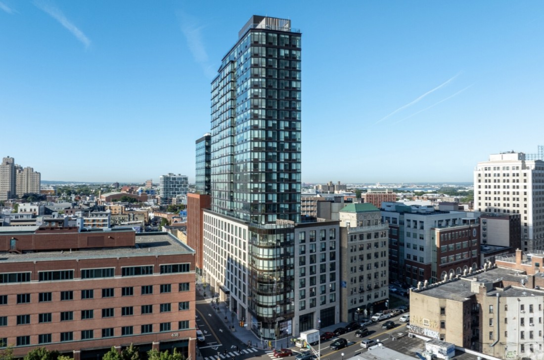 425 Summit Ave